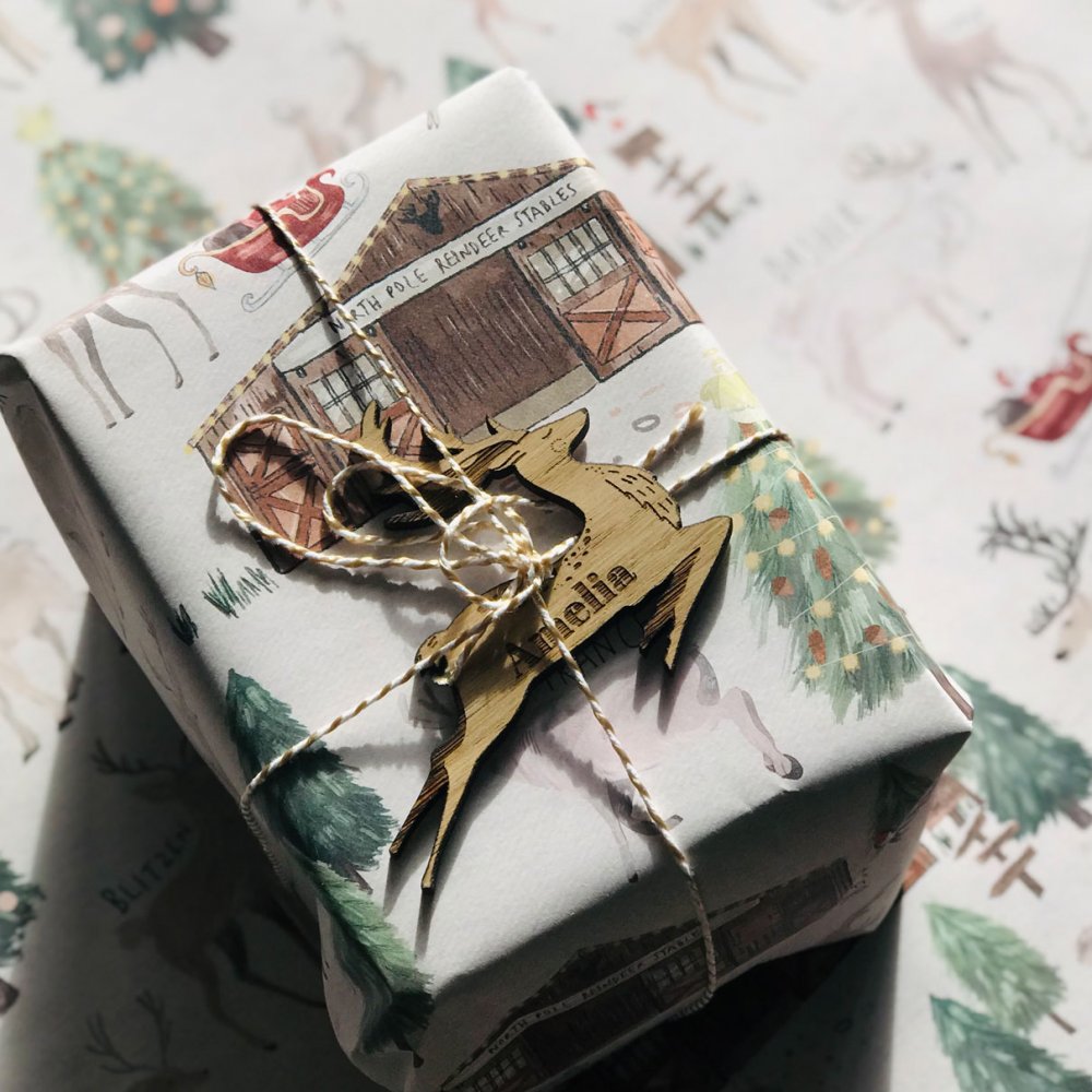 northpole-gift-wrap-amelia-deer-decoration-gift-tag